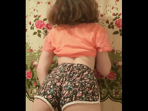 ❤️ Tânără sexy care se dezbracă de pantaloni scurți în fața camerei de filmat ️  at ro.redpornpictures.ru ﹏