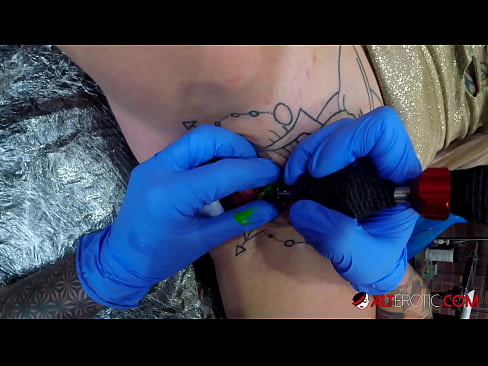 ❤️ Sully Savage, o bunăciune extrem de tatuată, și-a făcut un tatuaj pe clitorisul ei ️  at ro.redpornpictures.ru ﹏